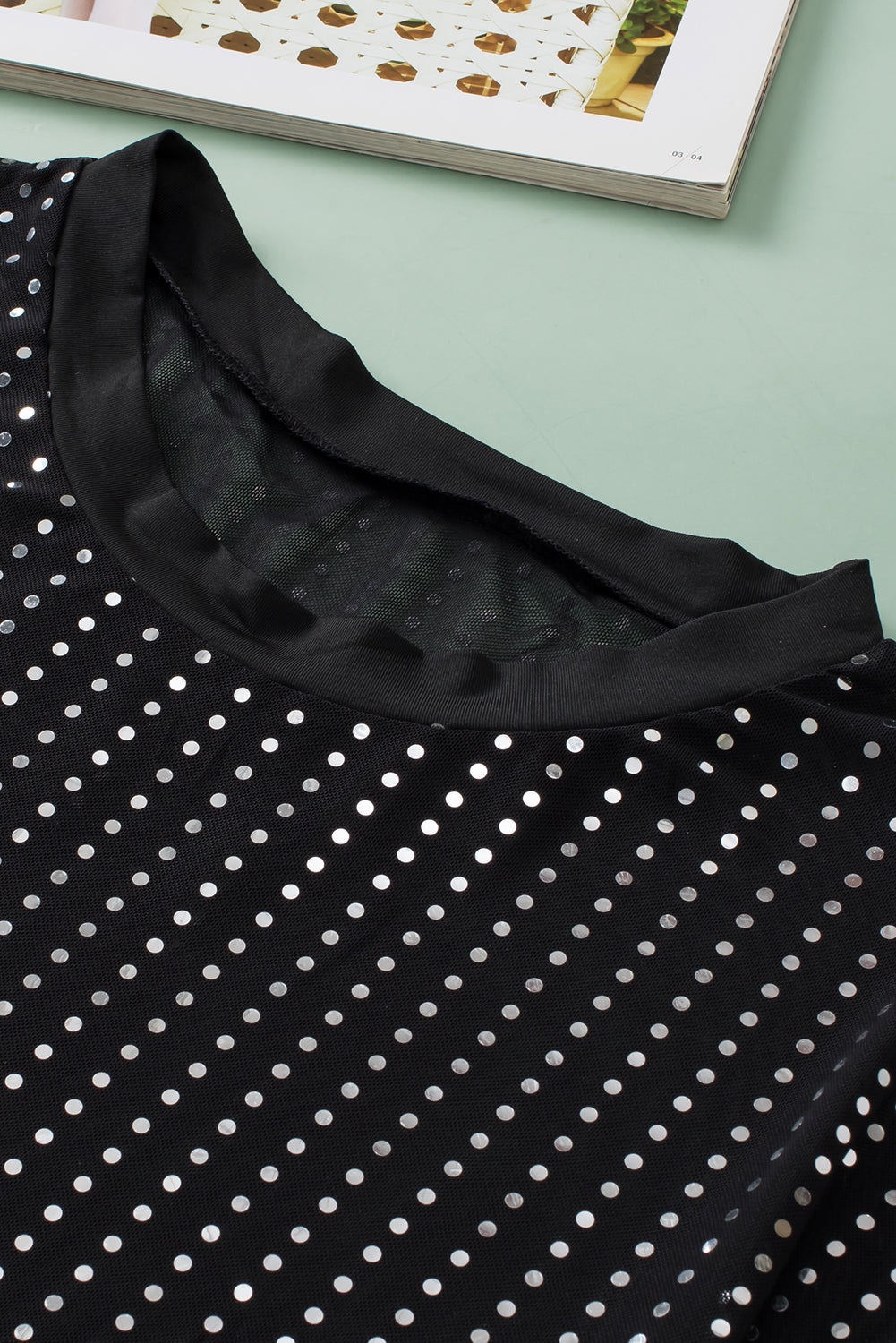 Zwart transparant T-shirt met lage schouder en pailletten