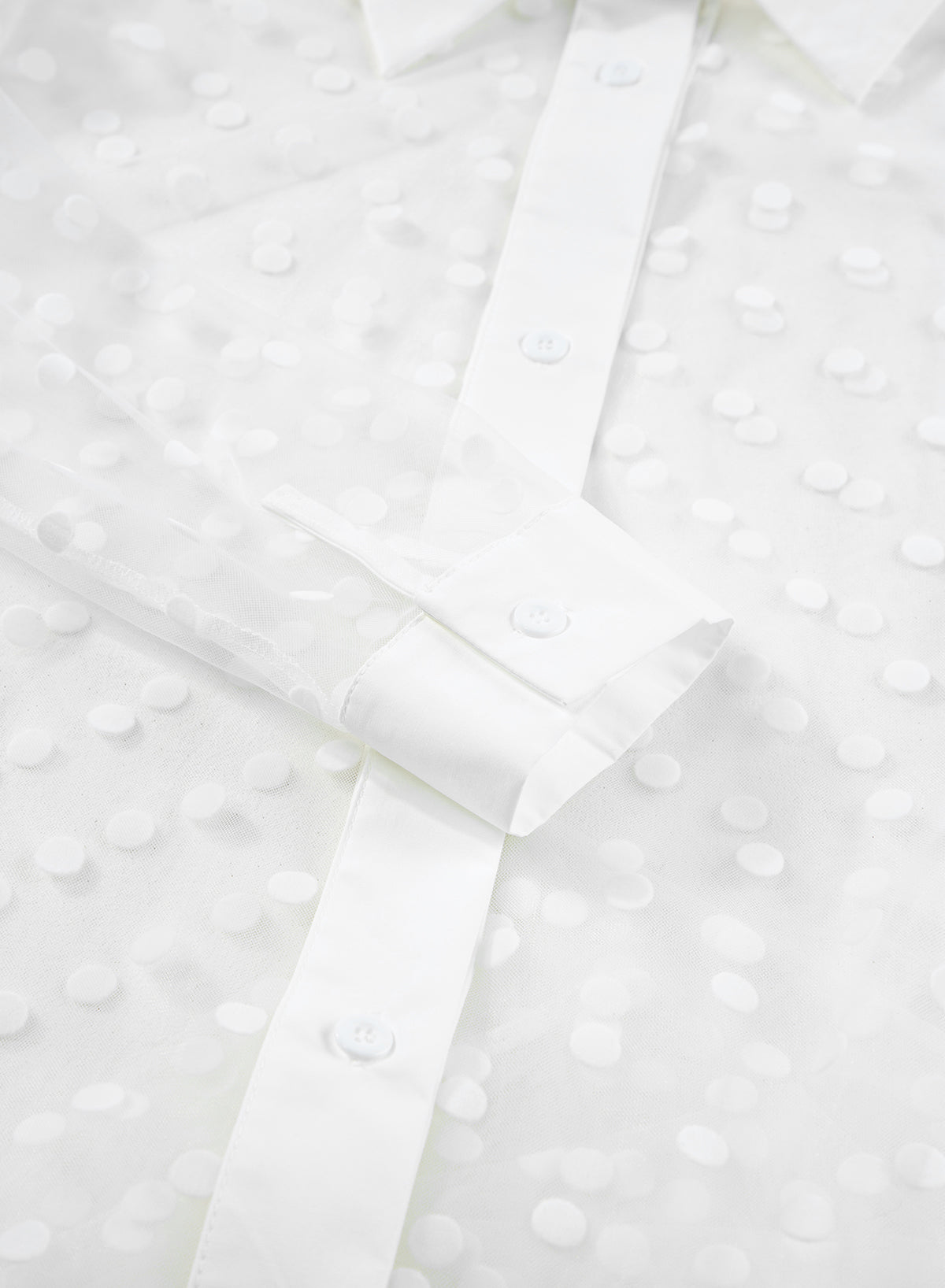 Witte polkadotprint met kraag en knoopsluiting van mesh stofdoekkimono