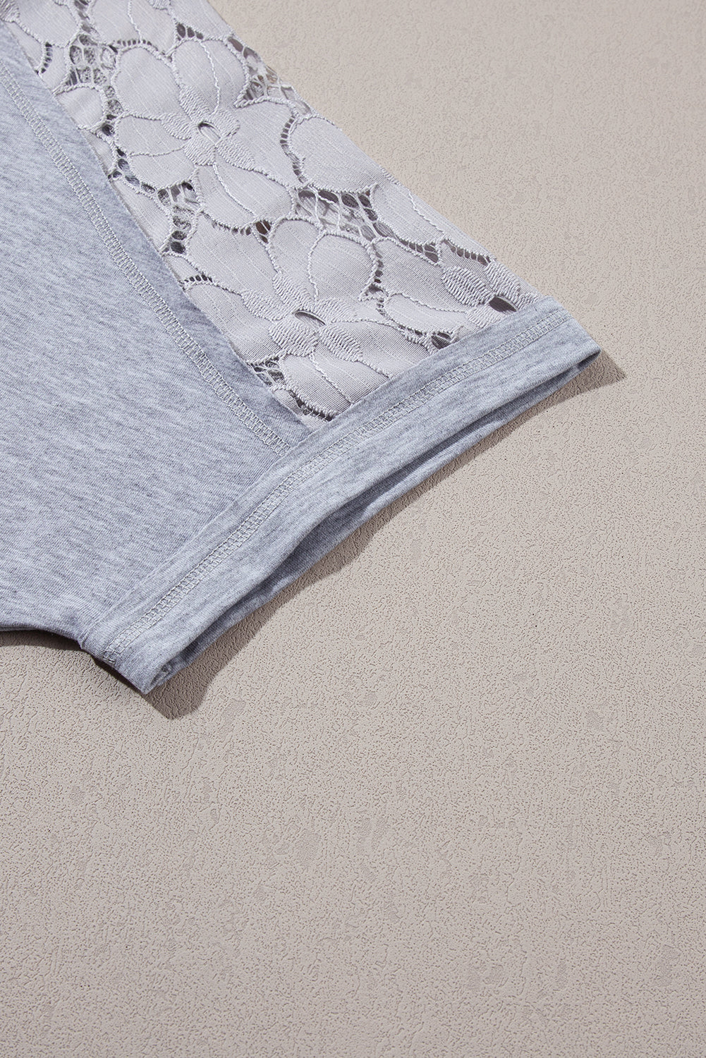 Lichtgrijze T-shirtjurk met kanten bloemenpatchwork en ruches