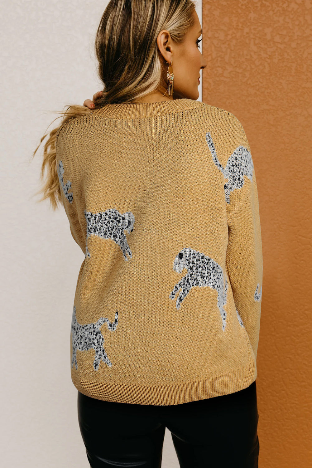 Camelkleurige trui met ronde hals en cheetah-accent