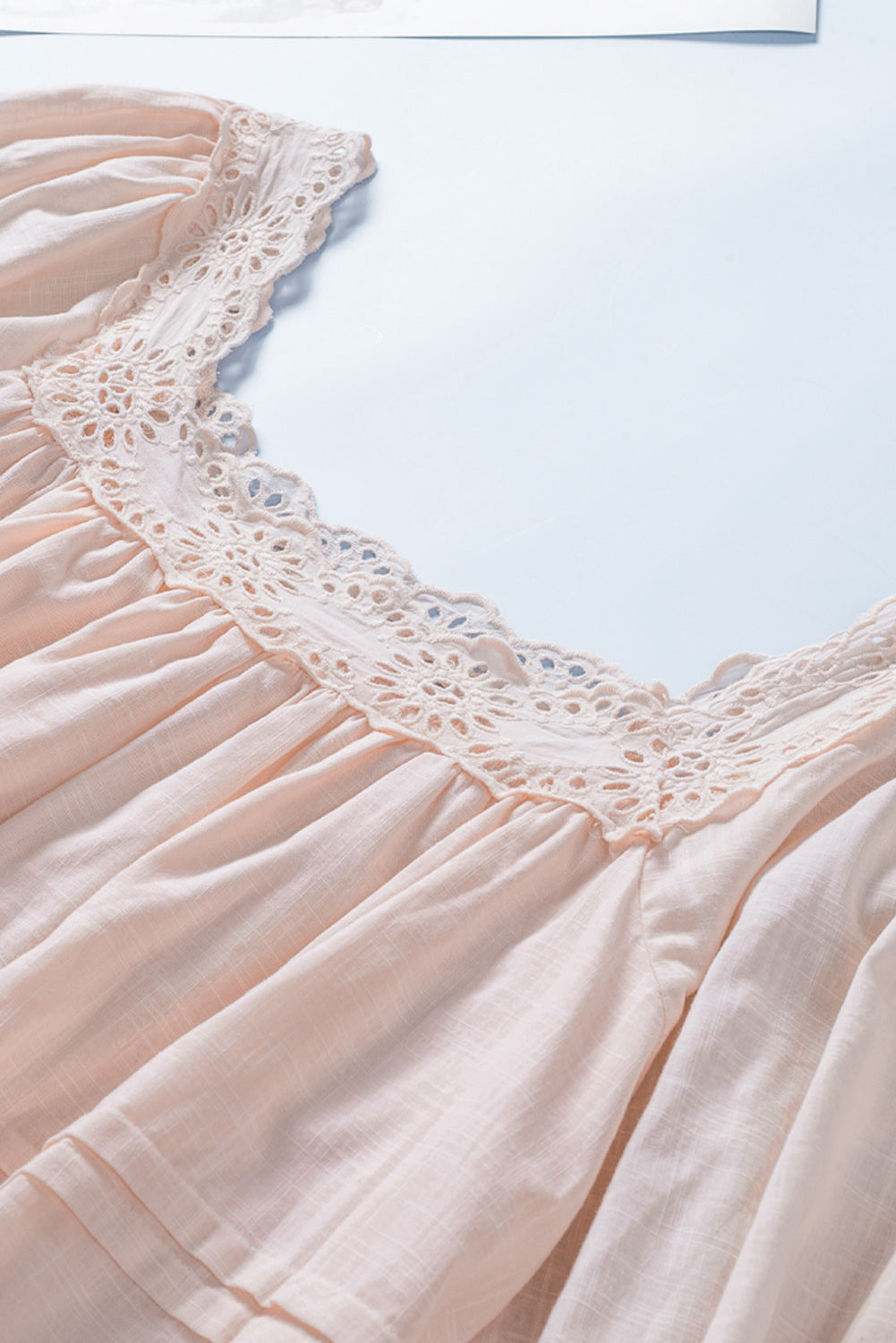 Beige babydollblouse met pofmouwen en oogjes