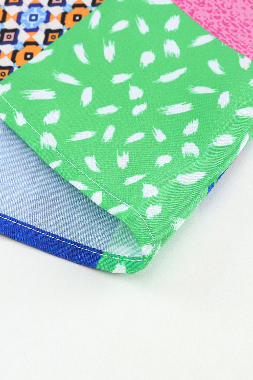 Overhemd met veelkleurige bloemen en patchwork-print en pofmouwen met knopen