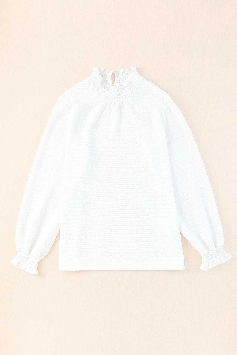 Witte blouse met gesmokte hals en bisschopsmouwen met ruches
