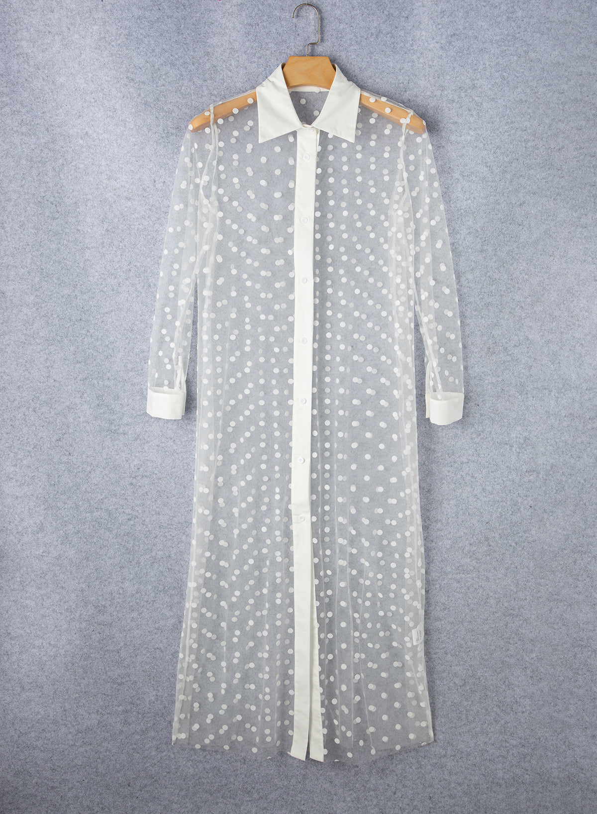 Witte polkadotprint met kraag en knoopsluiting van mesh stofdoekkimono