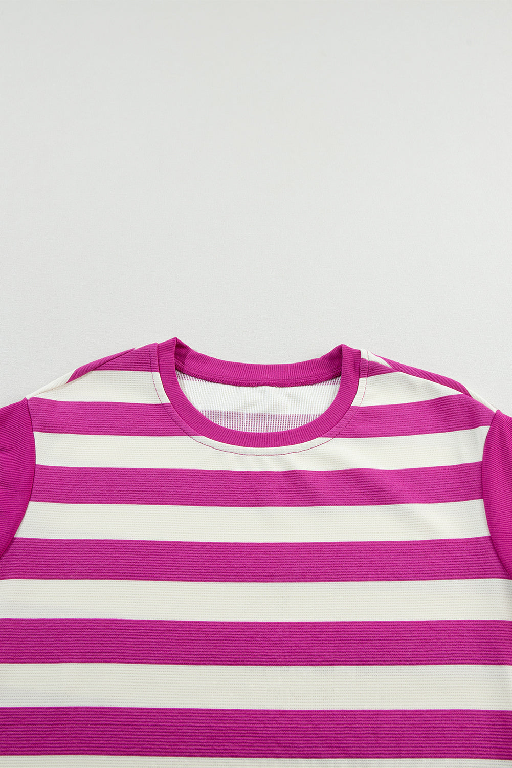 Roze gestreepte T-shirtjurk met kapmouwen en zakken