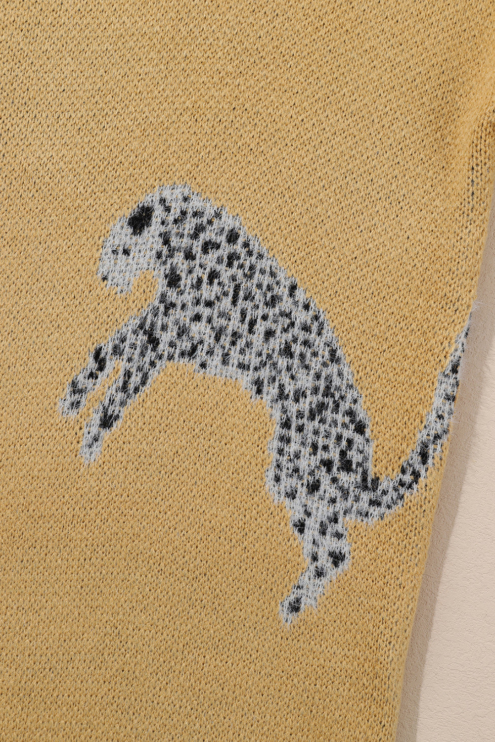Camelkleurige trui met ronde hals en cheetah-accent