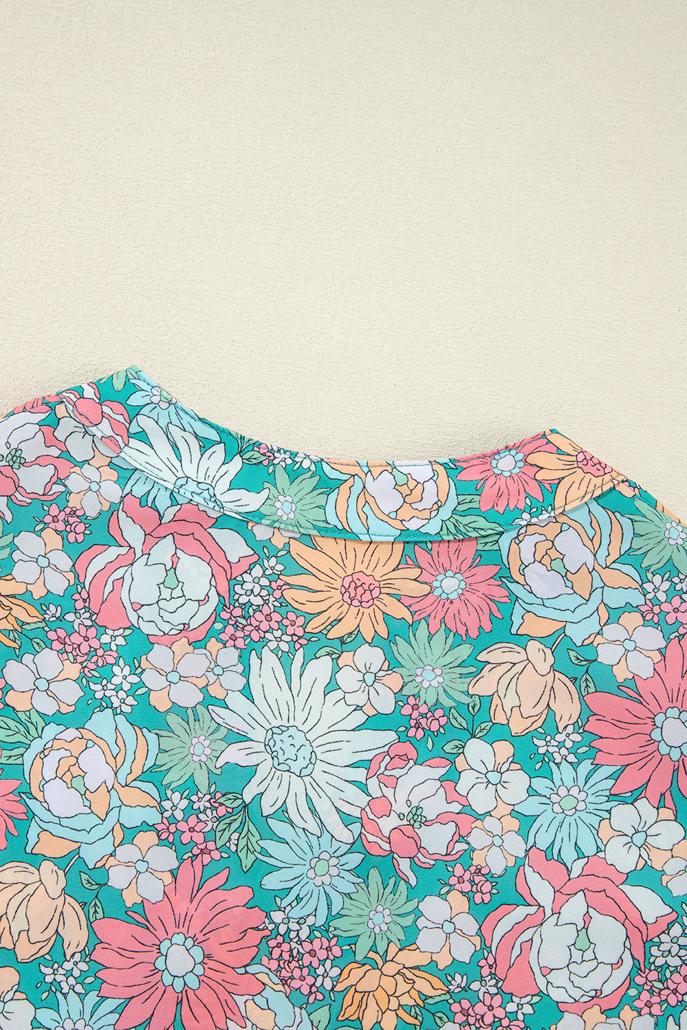 Veelkleurige bloemenblouse met ingekeepte hals en korte mouwen