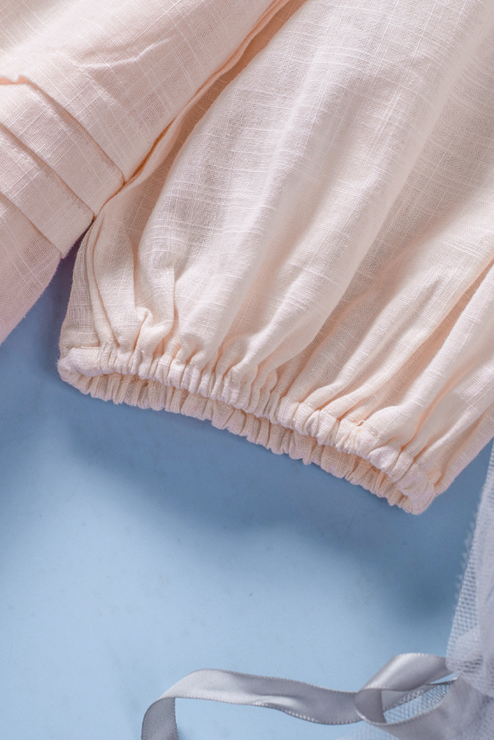 Beige babydollblouse met pofmouwen en oogjes