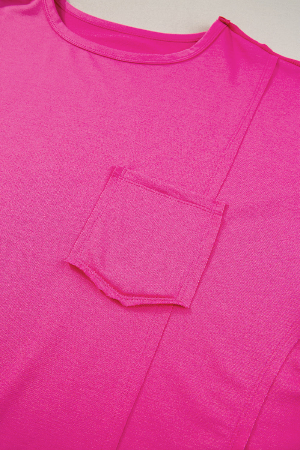 Felroze oversized T-shirt met opgestikte zak en zichtbare naad