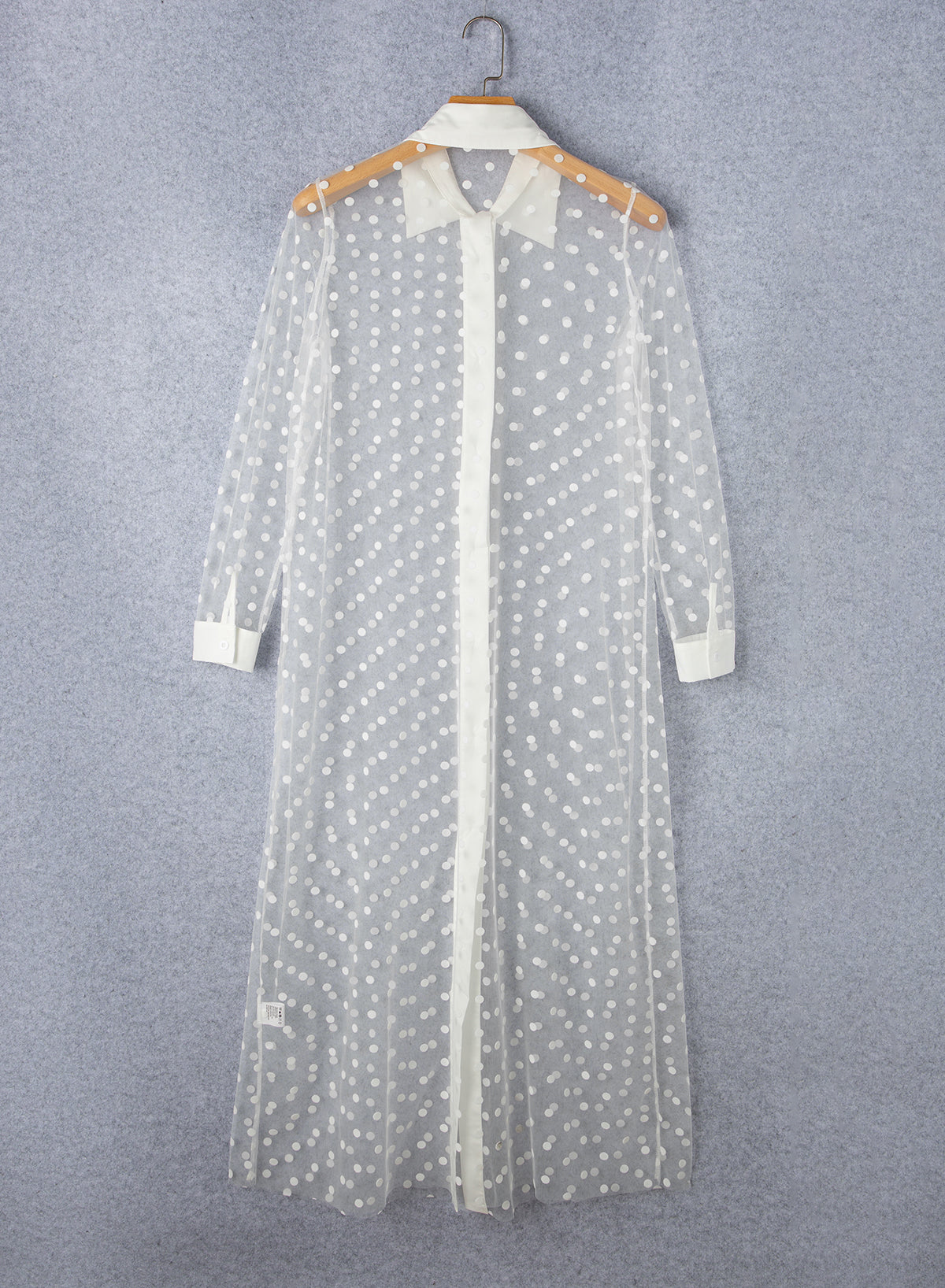 Witte polkadotprint met kraag en knoopsluiting van mesh stofdoekkimono