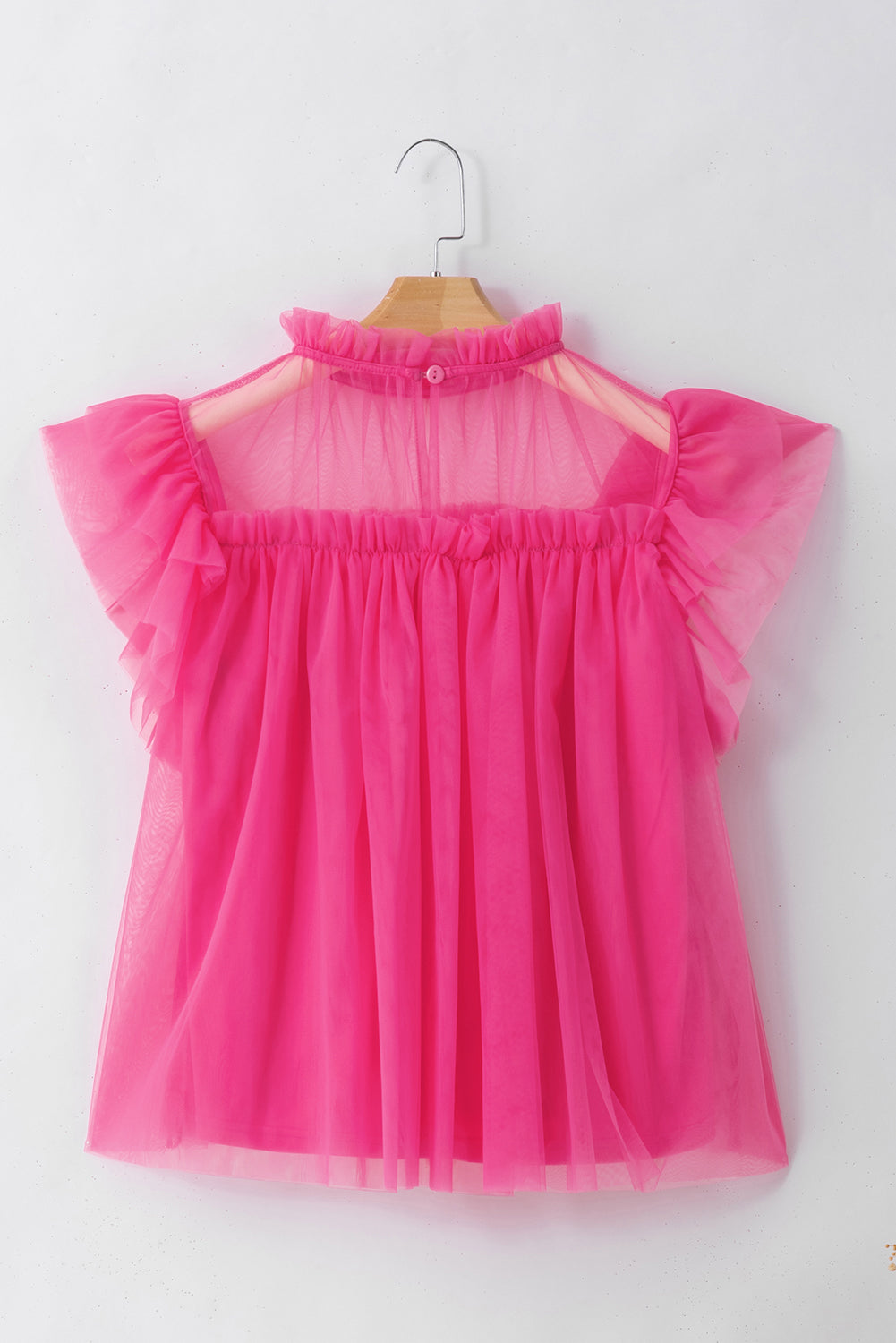 Uitlopende babydollblouse van aardbeiroze tule met ruches aan de mouwen