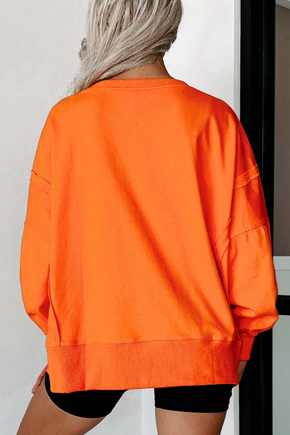 Licht Frans beige blootgestelde naad drop schouder ronde nek sweatshirt met spleten