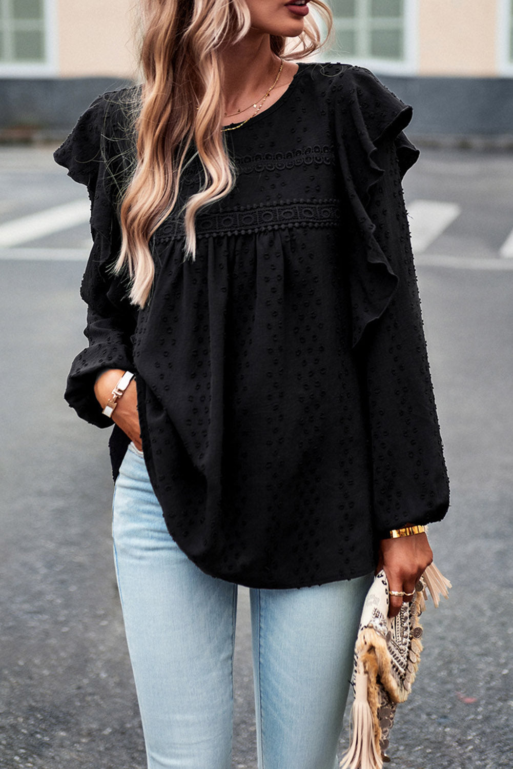 Zwarte kanten blouse met oogjes, ruches, schouder en lange mouwen