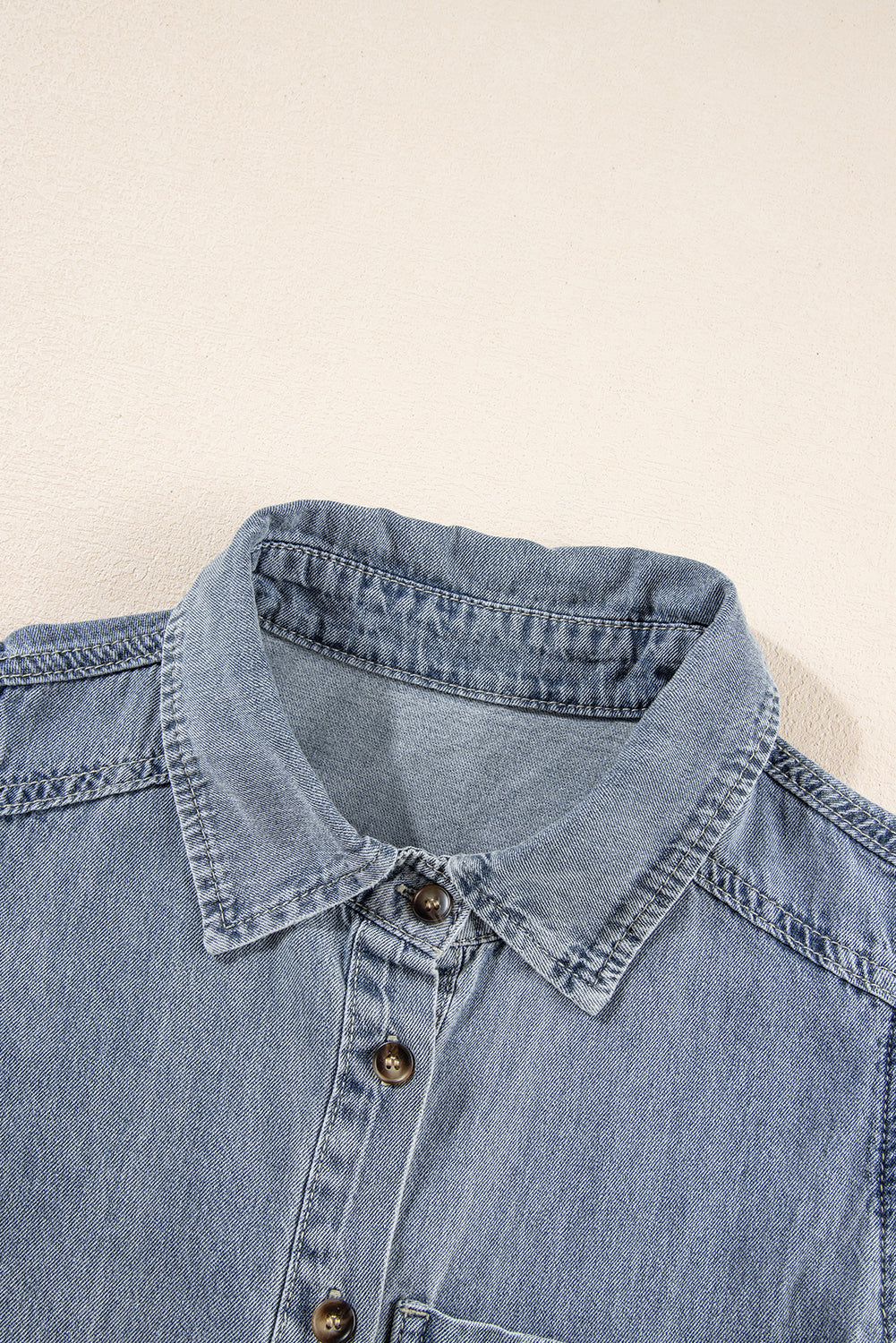 Beau blauw denim overhemd met gerafelde mouwen en ruches