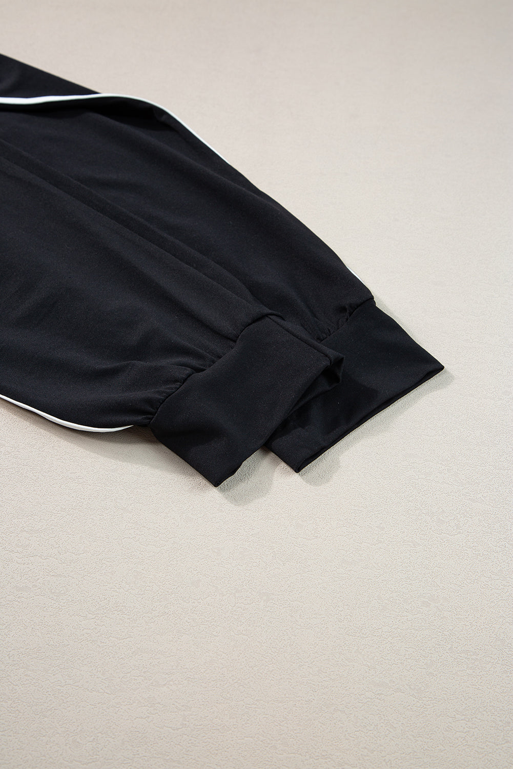 Casual tweedelige loungeset met zwarte colorblockafwerking