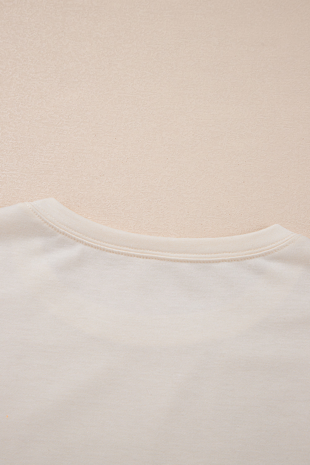 Wit grafische t -shirtjurk met witte bloemen.