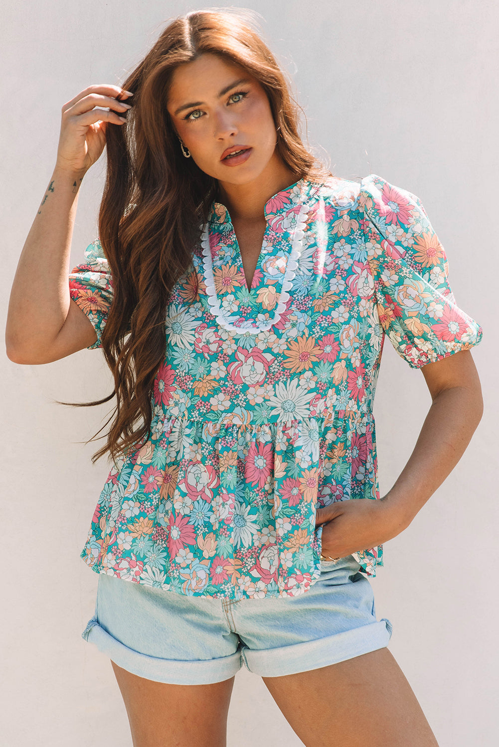 Veelkleurige bloemenblouse met ingekeepte hals en korte mouwen