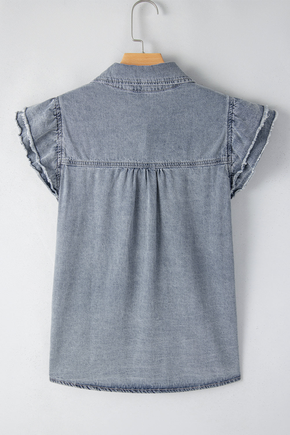 Beau blauw denim overhemd met gerafelde mouwen en ruches