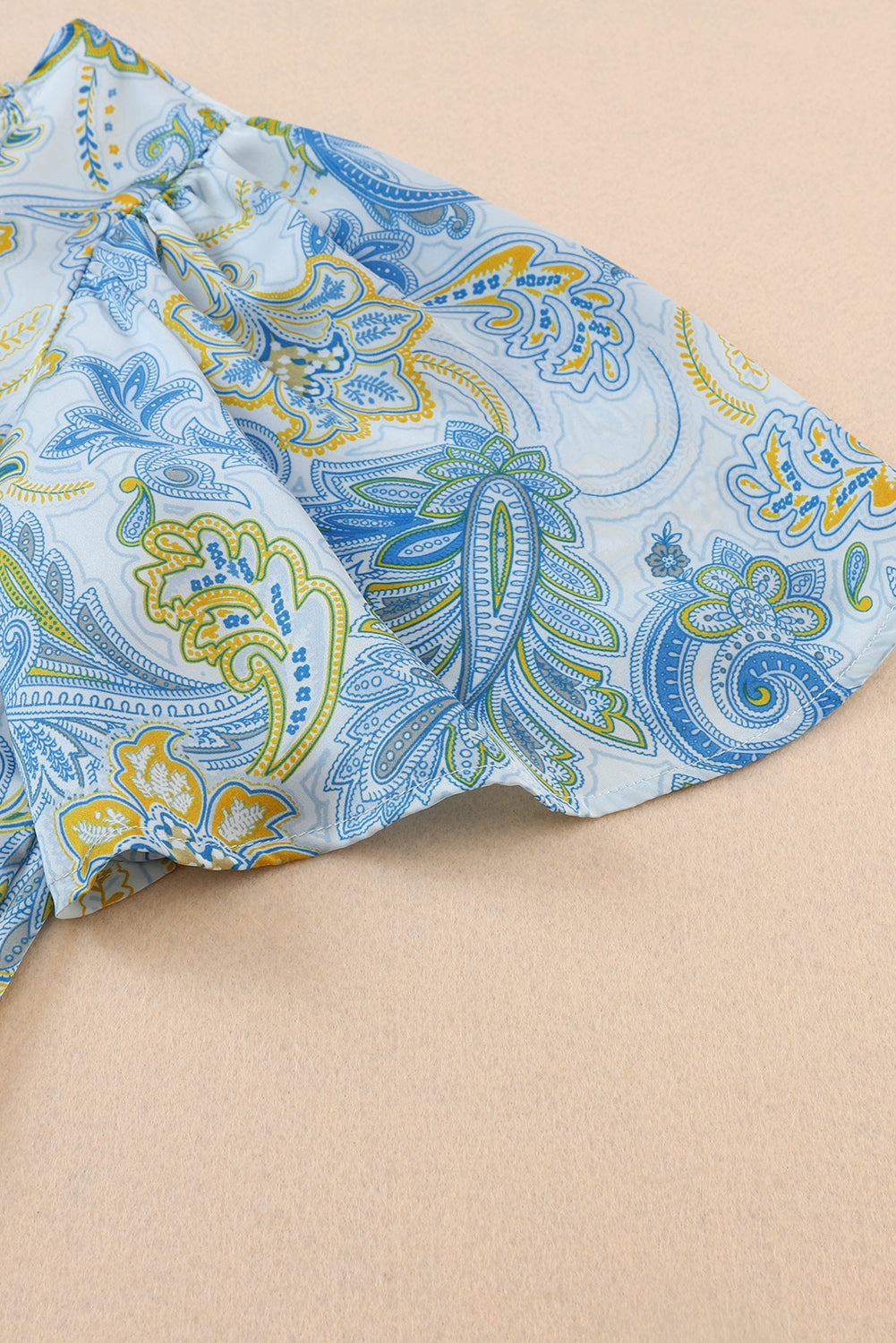 Hemelsblauwe losse blouse met paisleyprint en wijde mouwen