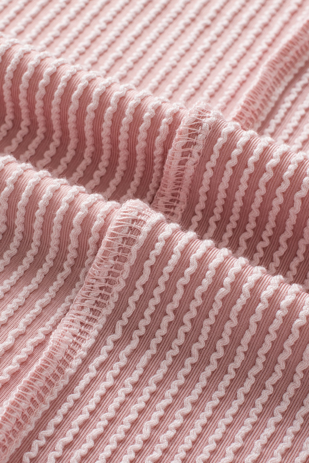 Lichtroze T-shirt met ronde hals en contrasterende rand