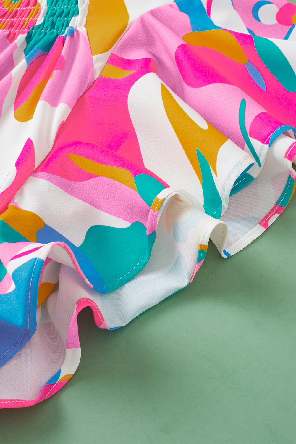 Veelkleurige blouse met abstracte print en gekerfde hals en fladdermouwen