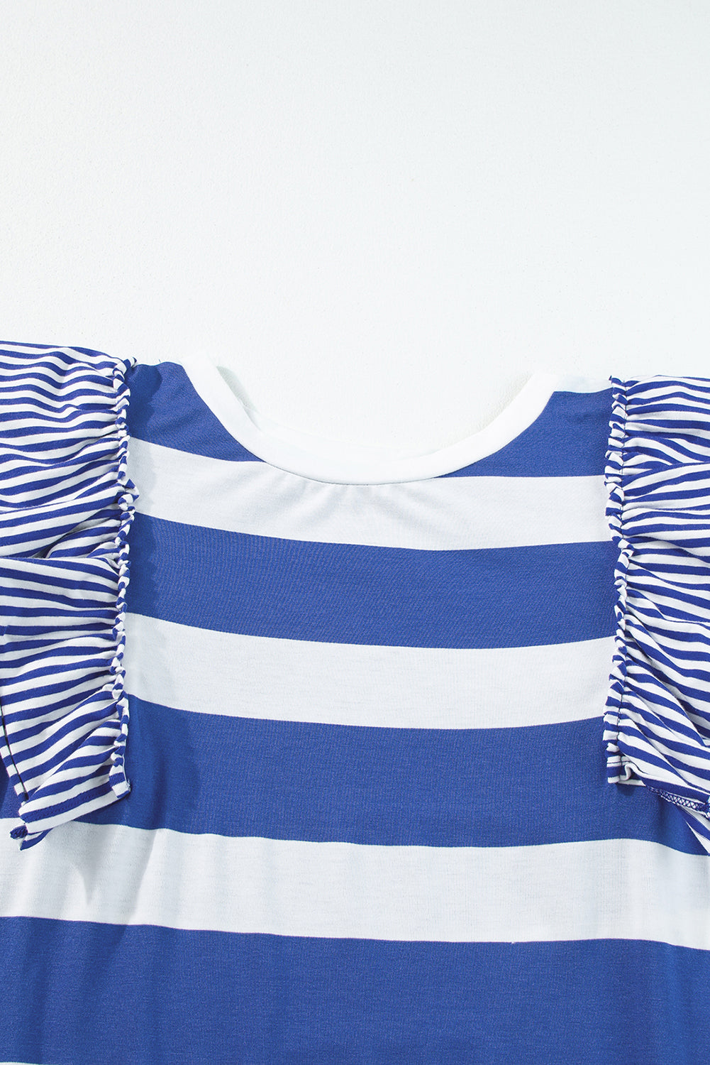Hemelsblauwe T-shirtjurk met contrasterende strepen en ruches aan de mouwen