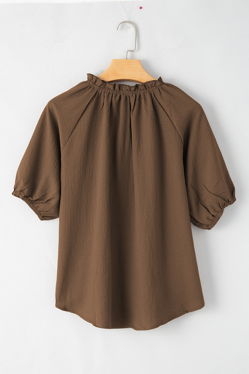 Cichorei koffie ruches split hals gekreukelde blouse met pofmouwen