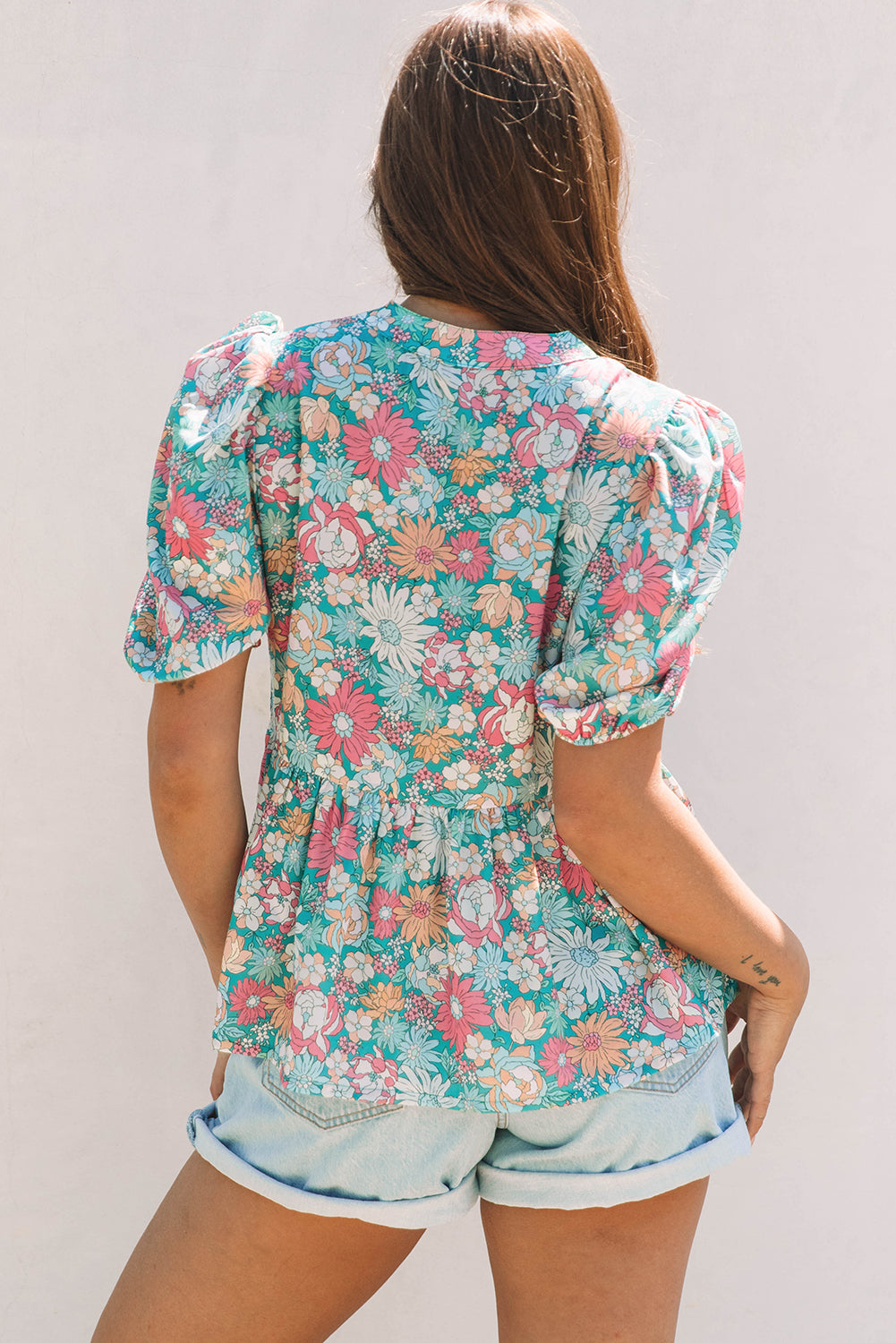 Veelkleurige bloemenblouse met ingekeepte hals en korte mouwen