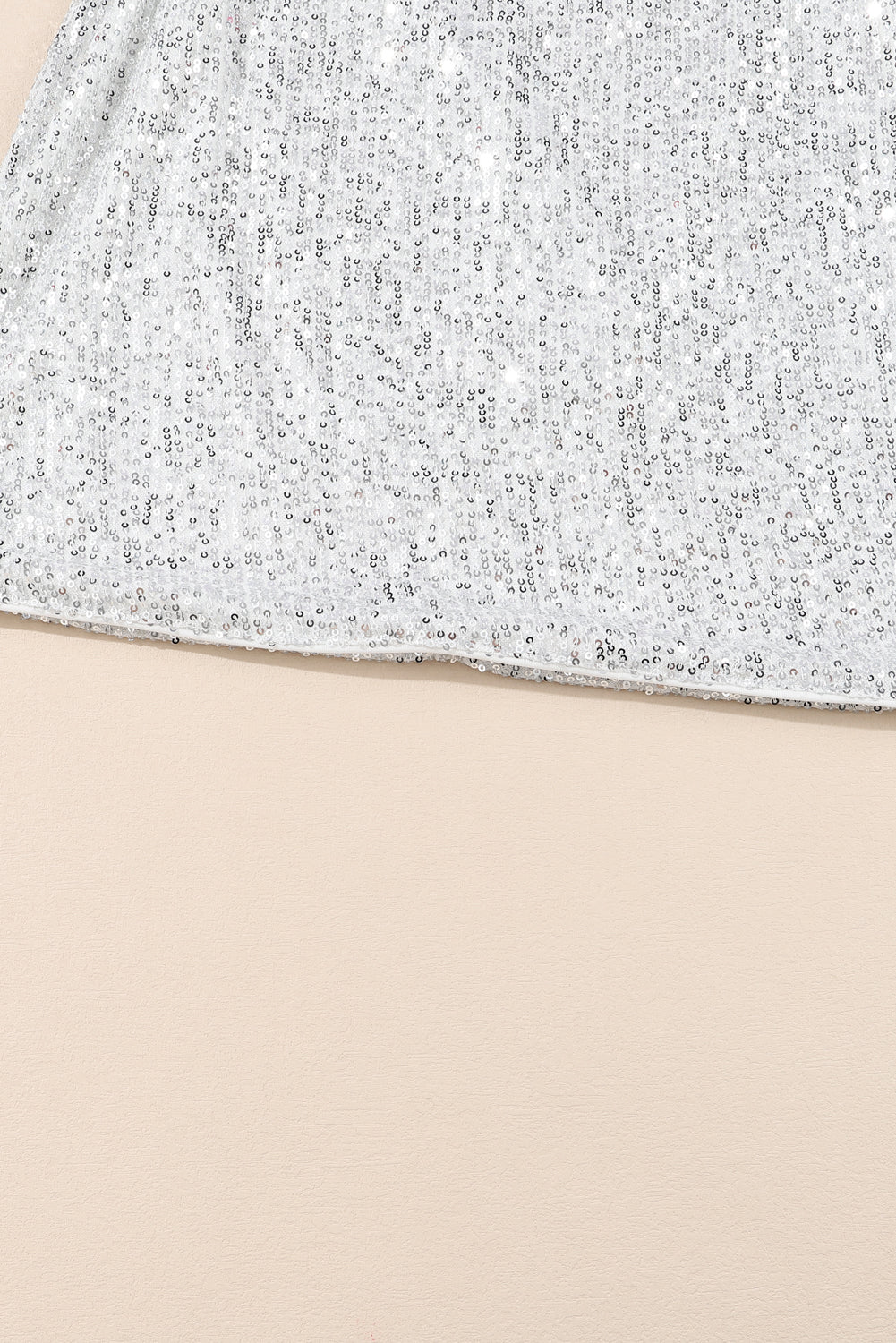 Zilverkleurige mini-jurk met lange mouwen en strikceintuur