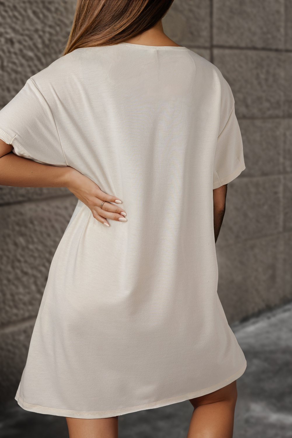 Wit grafische t -shirtjurk met witte bloemen.