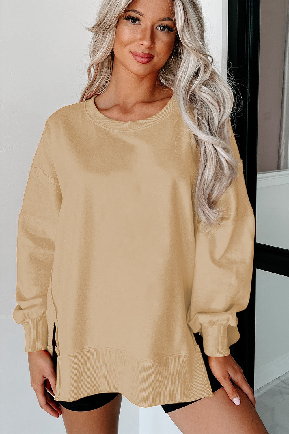 Licht Frans beige blootgestelde naad drop schouder ronde nek sweatshirt met spleten
