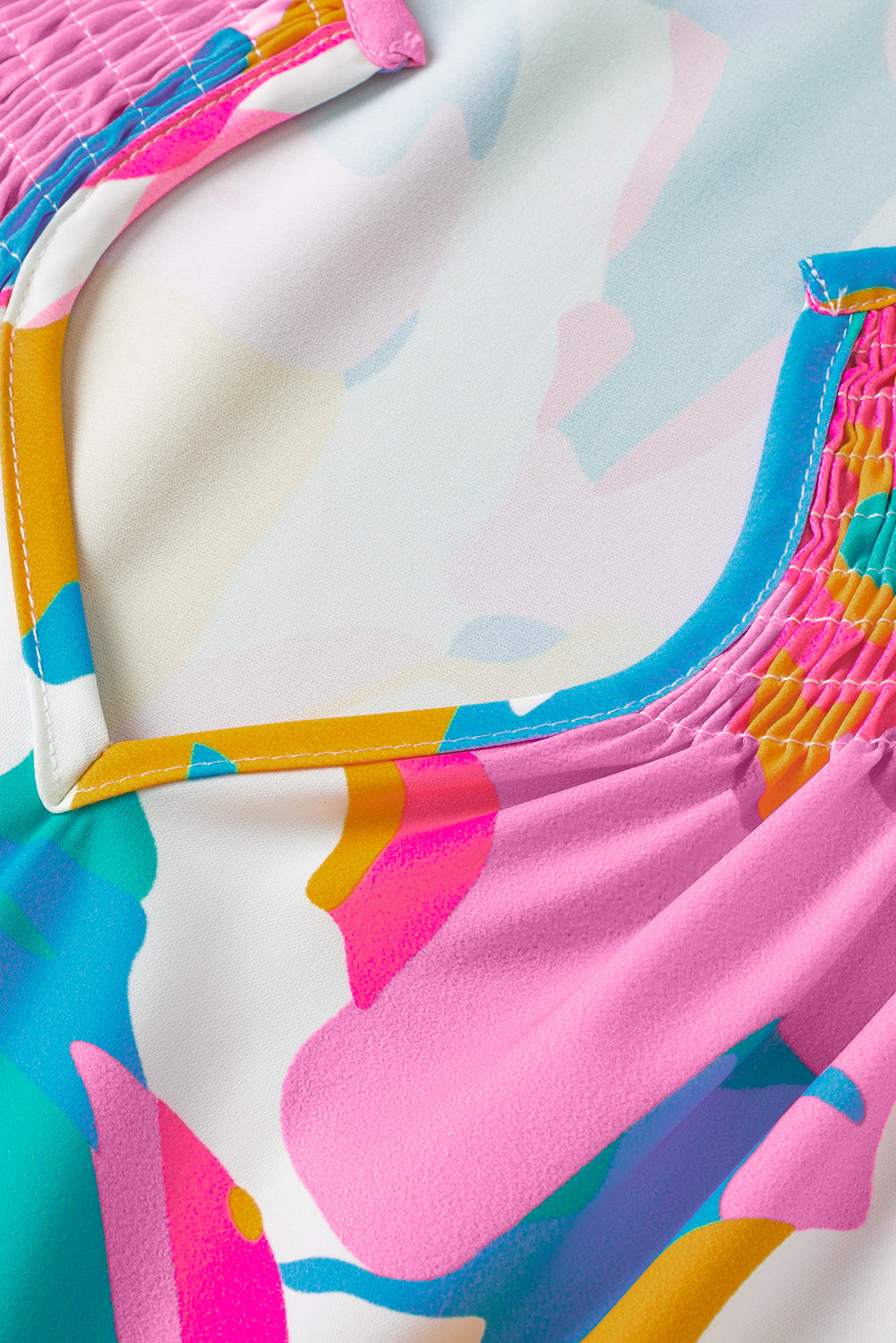 Veelkleurige blouse met abstracte print en gekerfde hals en fladdermouwen