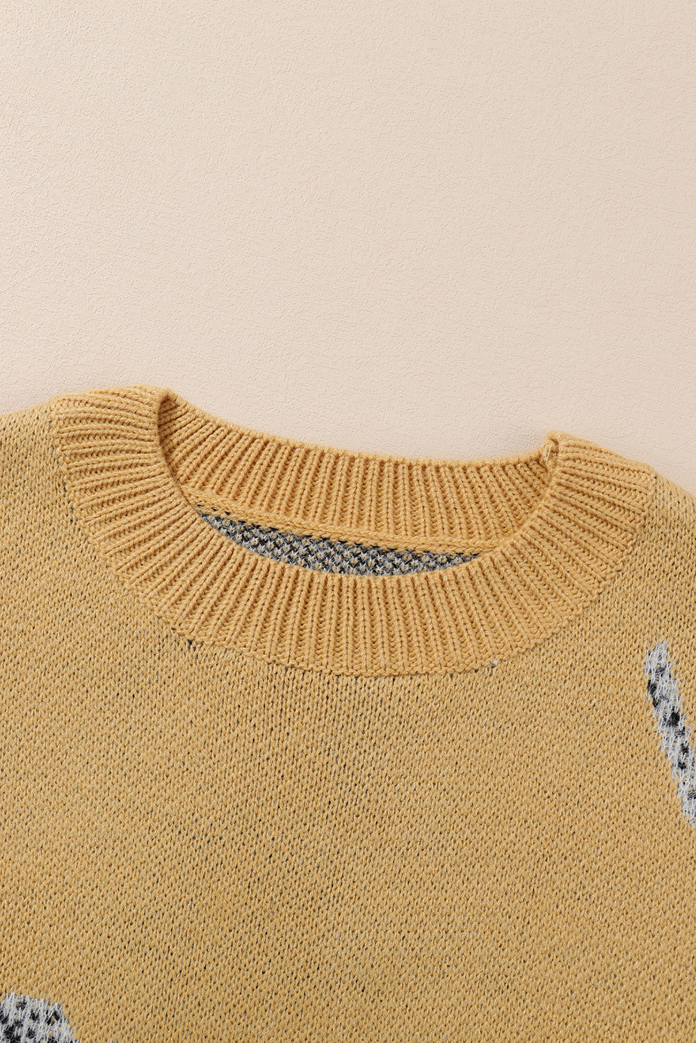 Camelkleurige trui met ronde hals en cheetah-accent