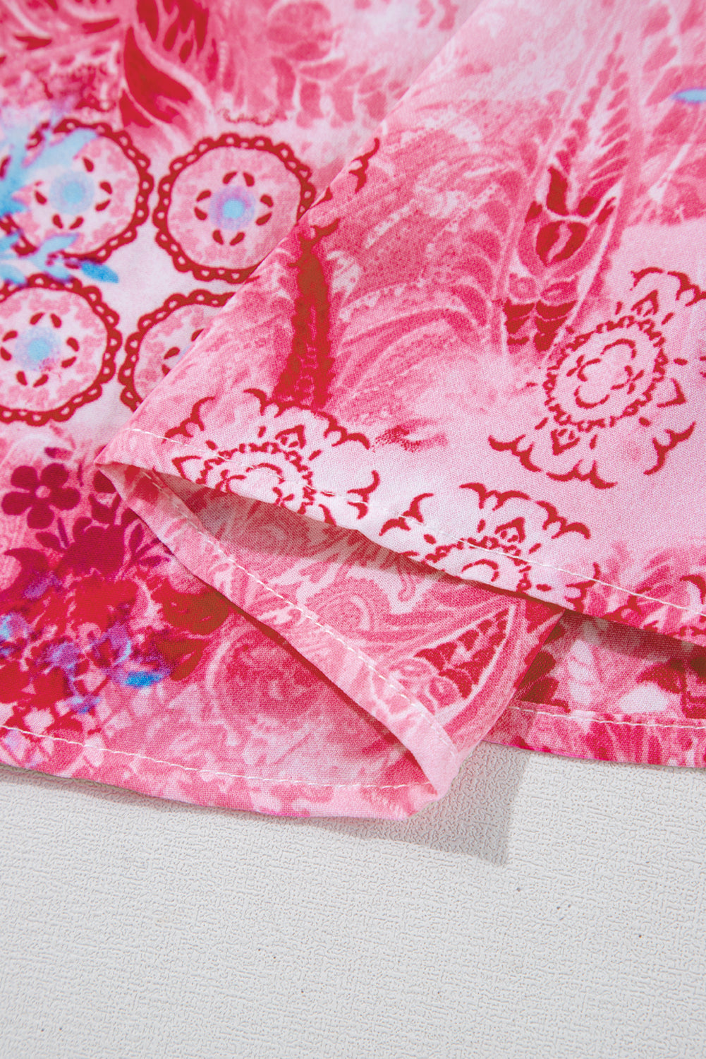 Roze abstracte bloemenprint Notch V-hals opgerolde blouse met korte mouwen