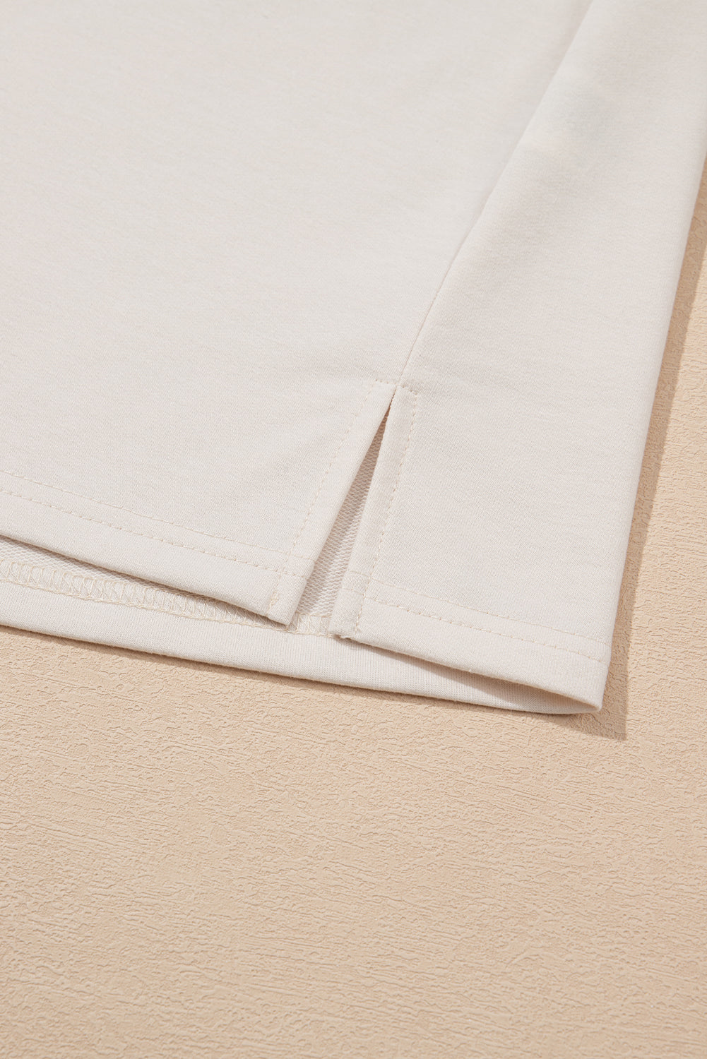 Witte bloemen gehaakte T-shirtjurk met splitmouwen