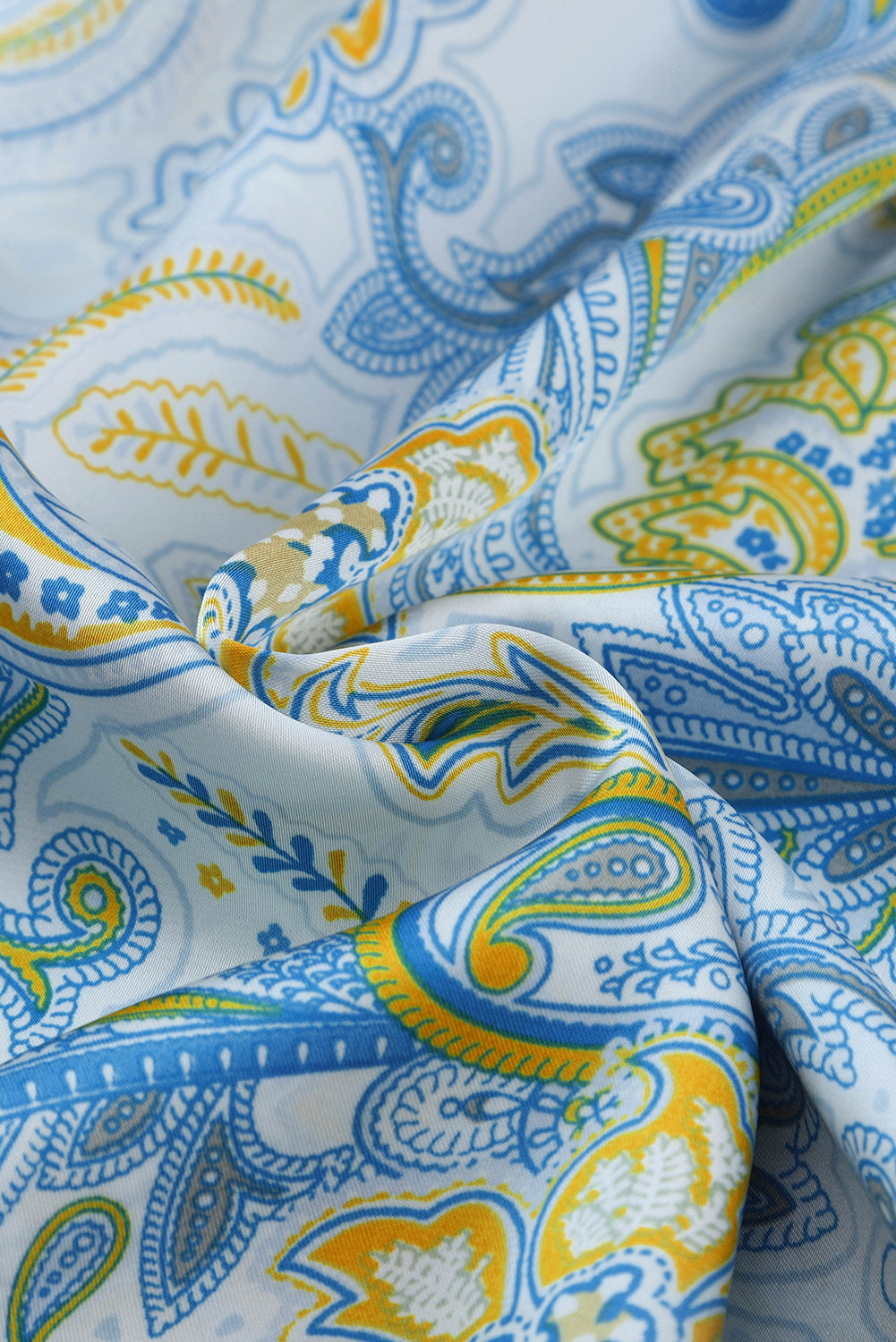 Hemelsblauwe losse blouse met paisleyprint en wijde mouwen