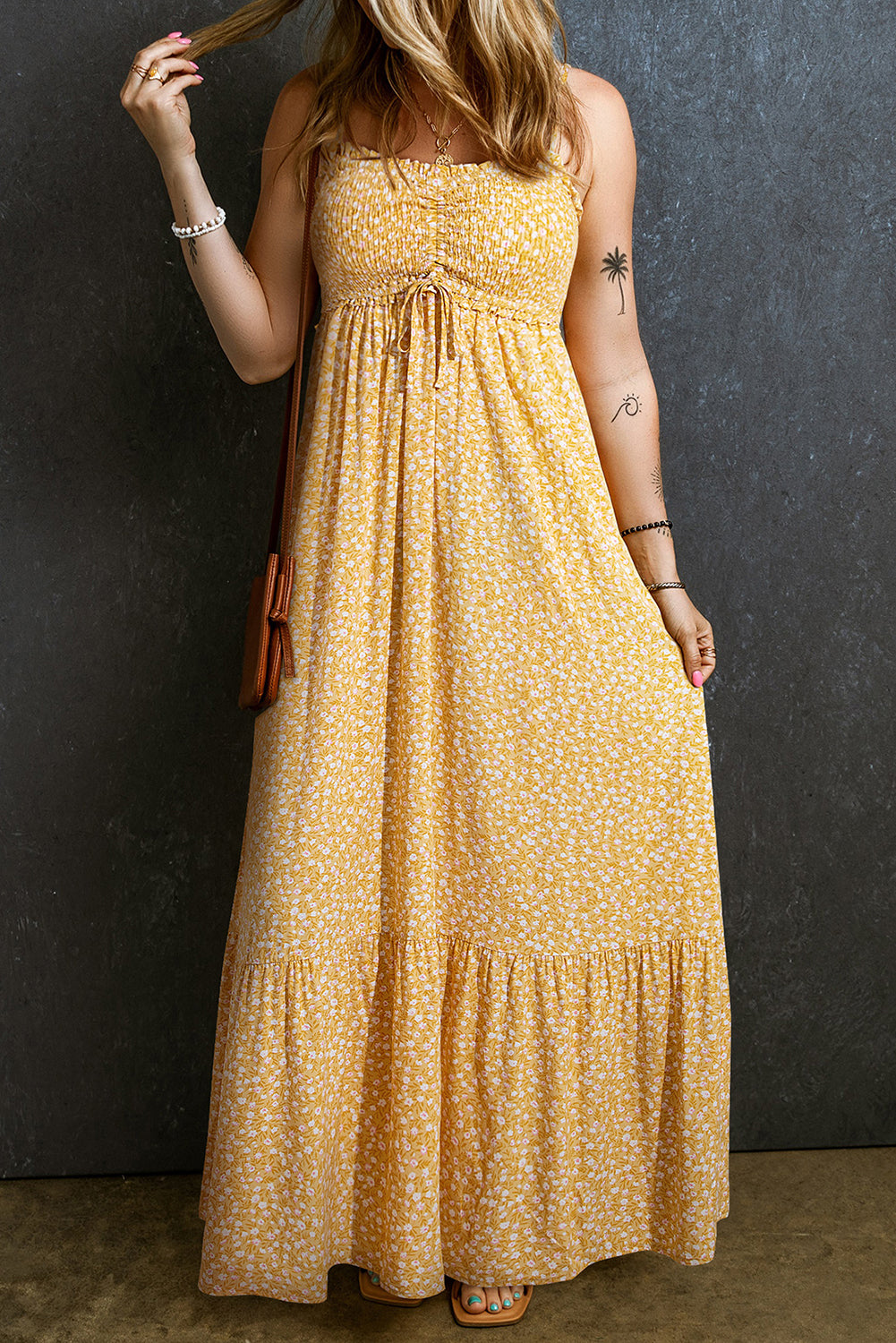 Gele maxi-jurk met gesmokte hoge taille en bloemen