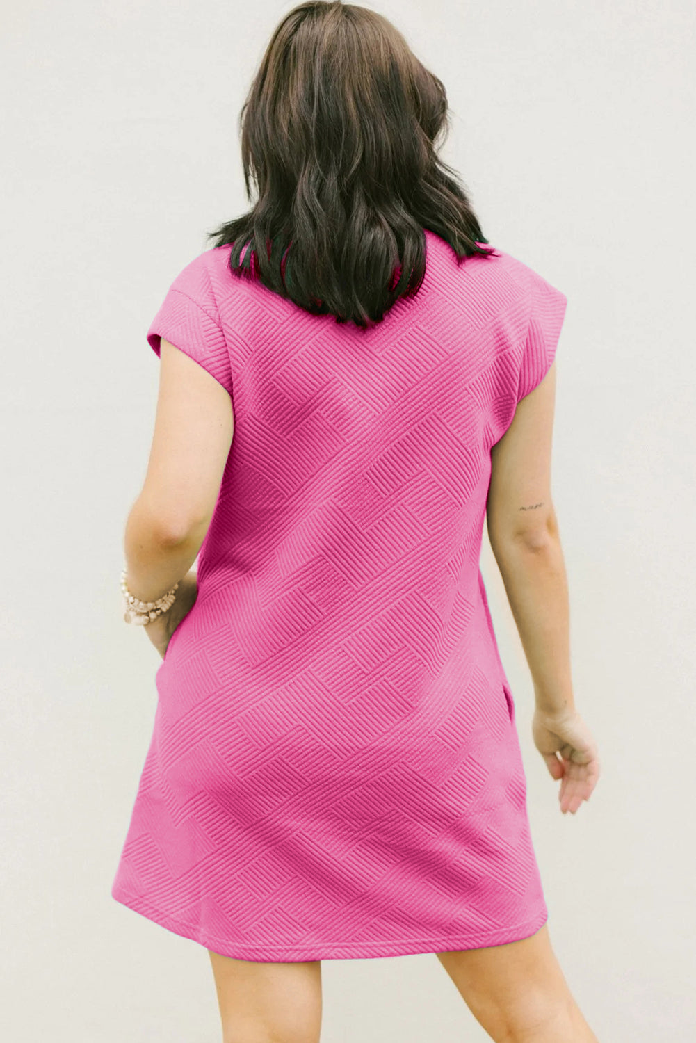 Sachet roze getextureerde T-shirtjurk met kapmouwen