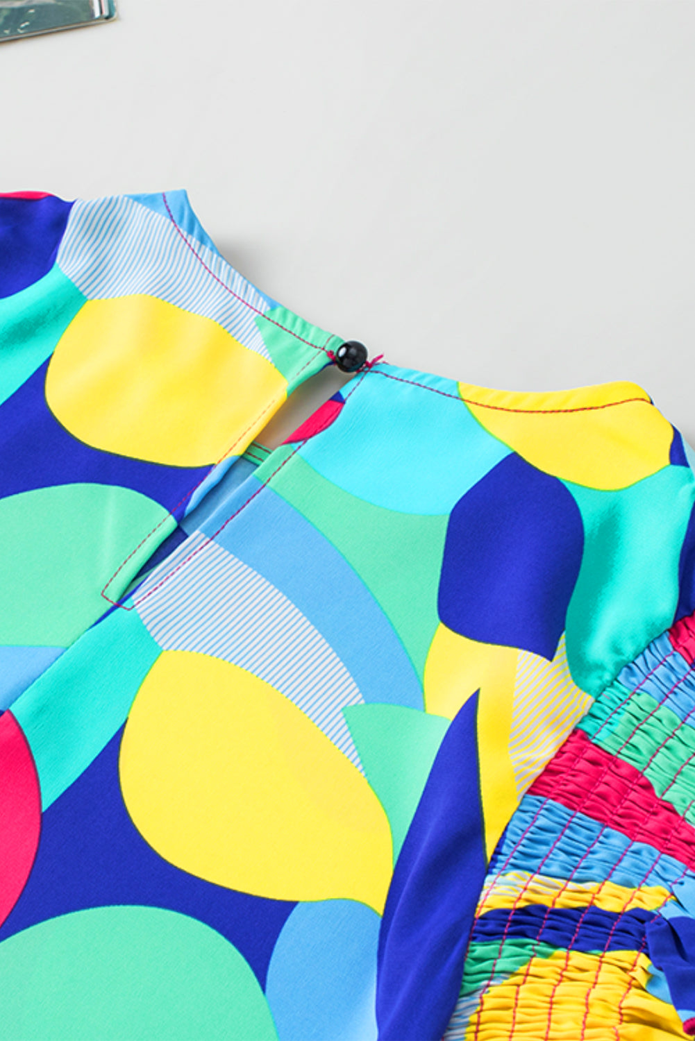 Blouse met veelkleurige abstracte print en stiksels met ruches aan de mouwen