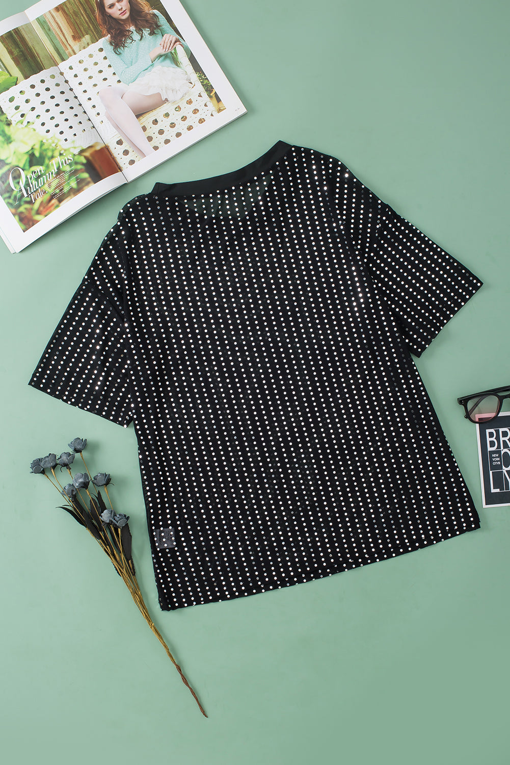 Zwart transparant T-shirt met lage schouder en pailletten