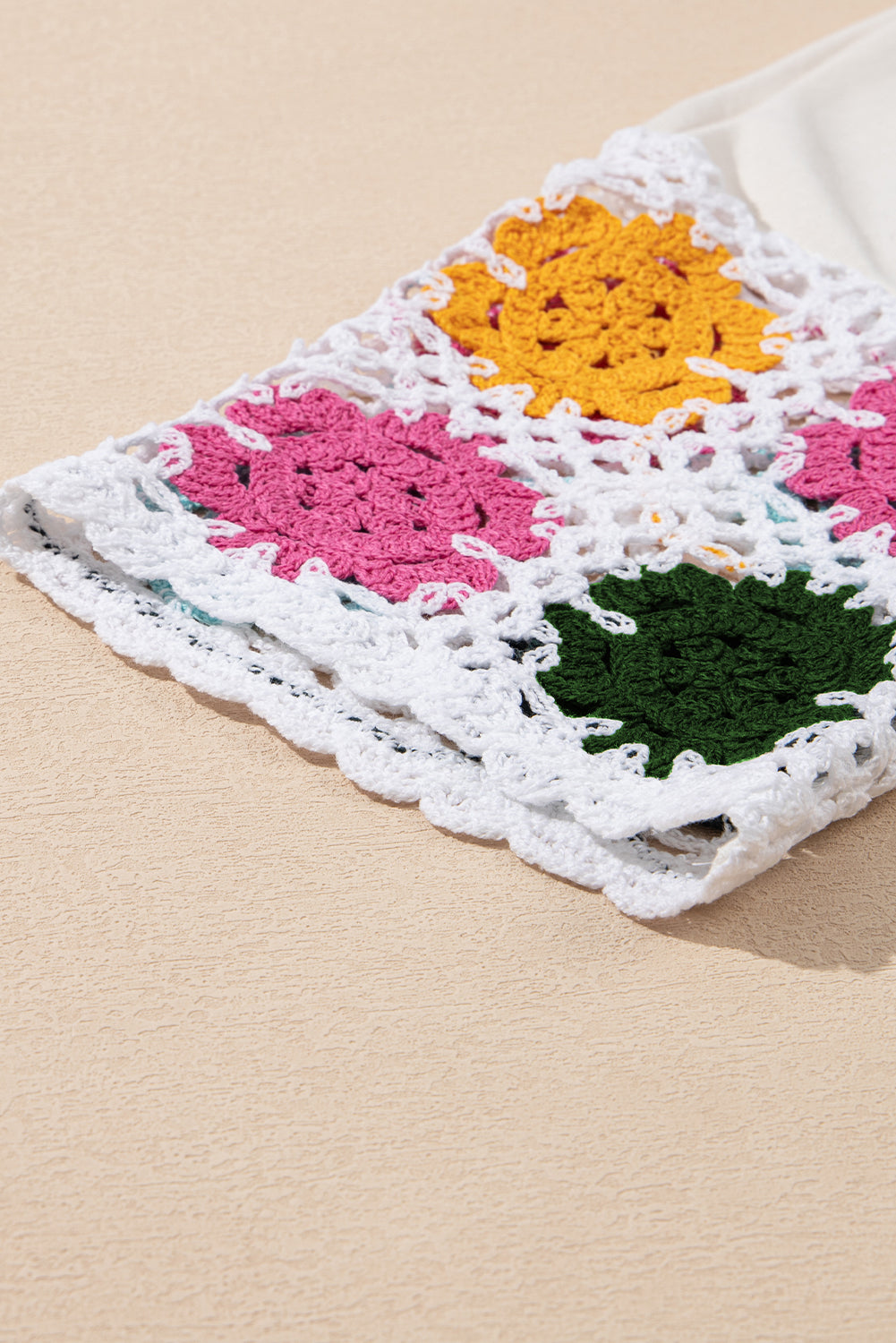 Witte bloemen gehaakte T-shirtjurk met splitmouwen