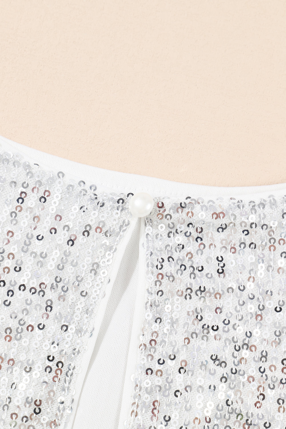 Zilverkleurige mini-jurk met lange mouwen en strikceintuur