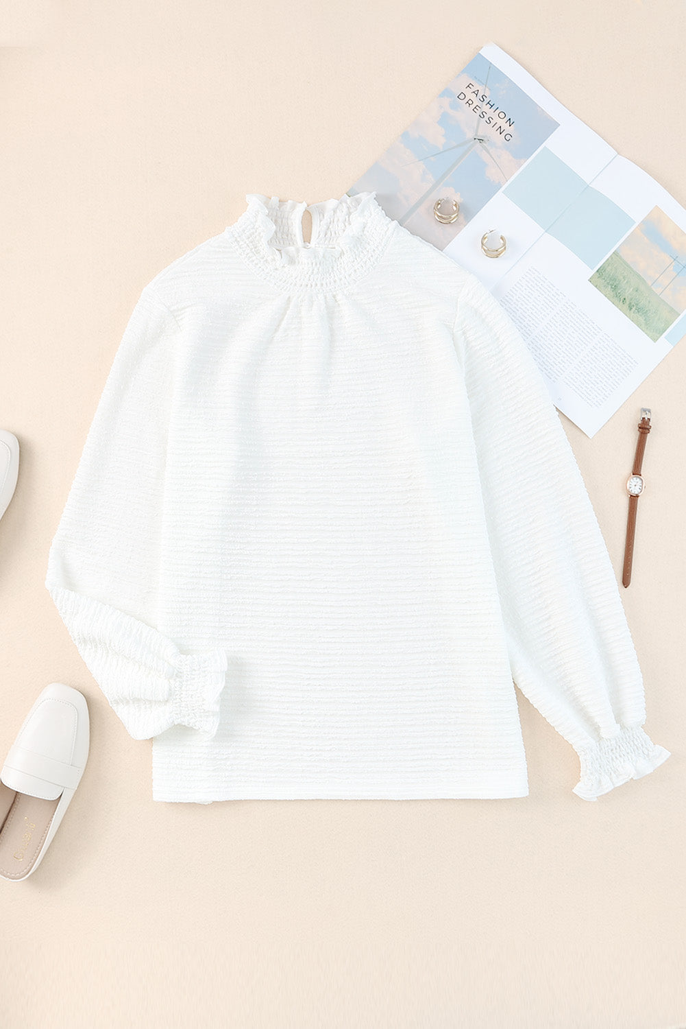 Witte blouse met gesmokte hals en bisschopsmouwen met ruches
