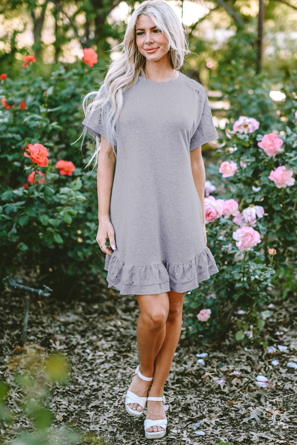 Lichtgrijze T-shirtjurk met kanten bloemenpatchwork en ruches