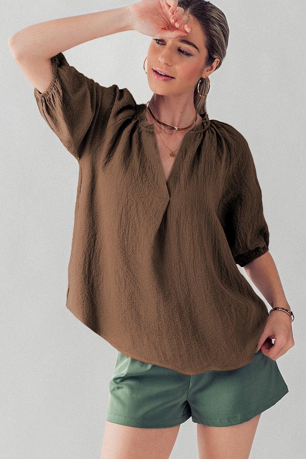 Cichorei koffie ruches split hals gekreukelde blouse met pofmouwen
