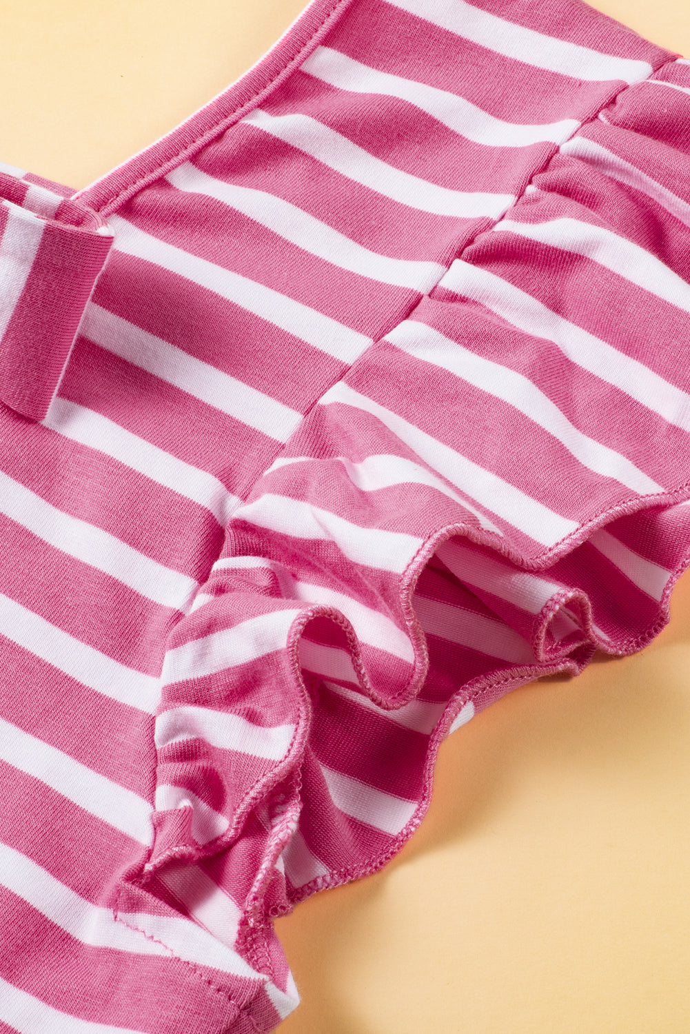 Roze gestreept T-shirt met V-hals, uitgeholde knoop en vlindermouwen