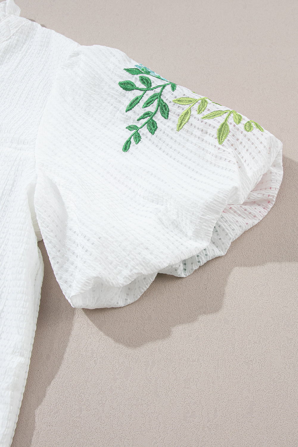 Witte bloemen geborduurde blouse met pofmouwen en ingekeepte hals