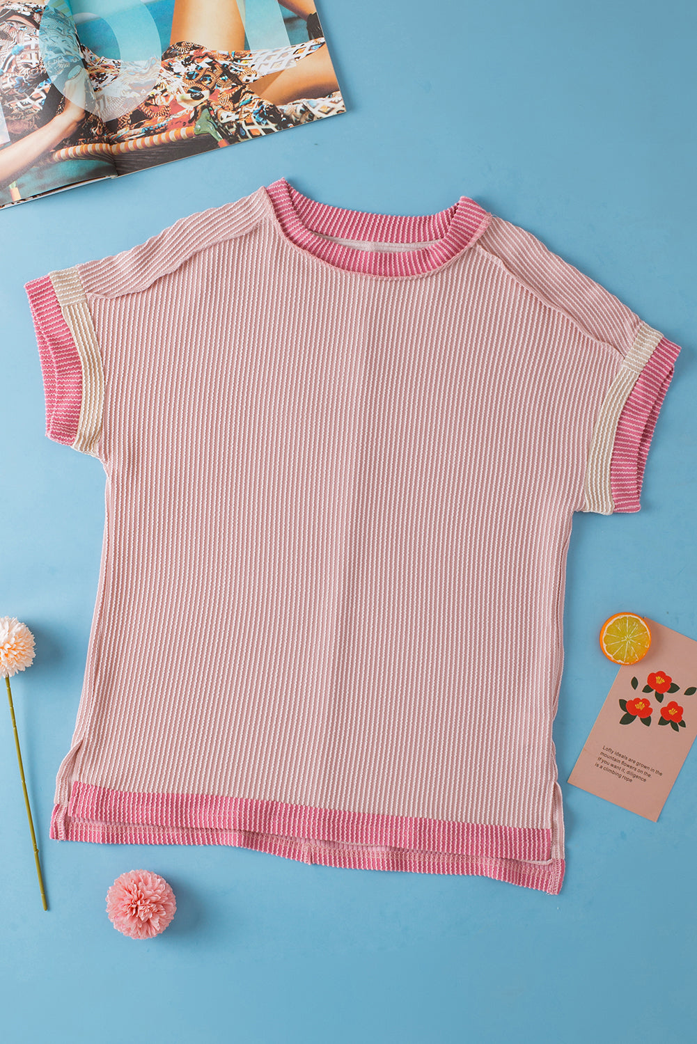 Lichtroze T-shirt met ronde hals en contrasterende rand