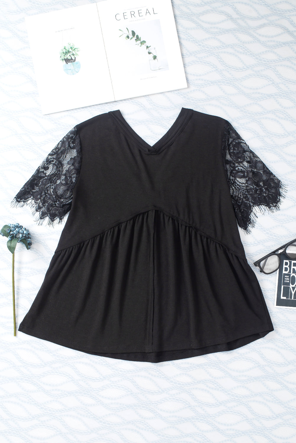 Zwarte babydoll-top met kanten mouwen en V-hals en ruches