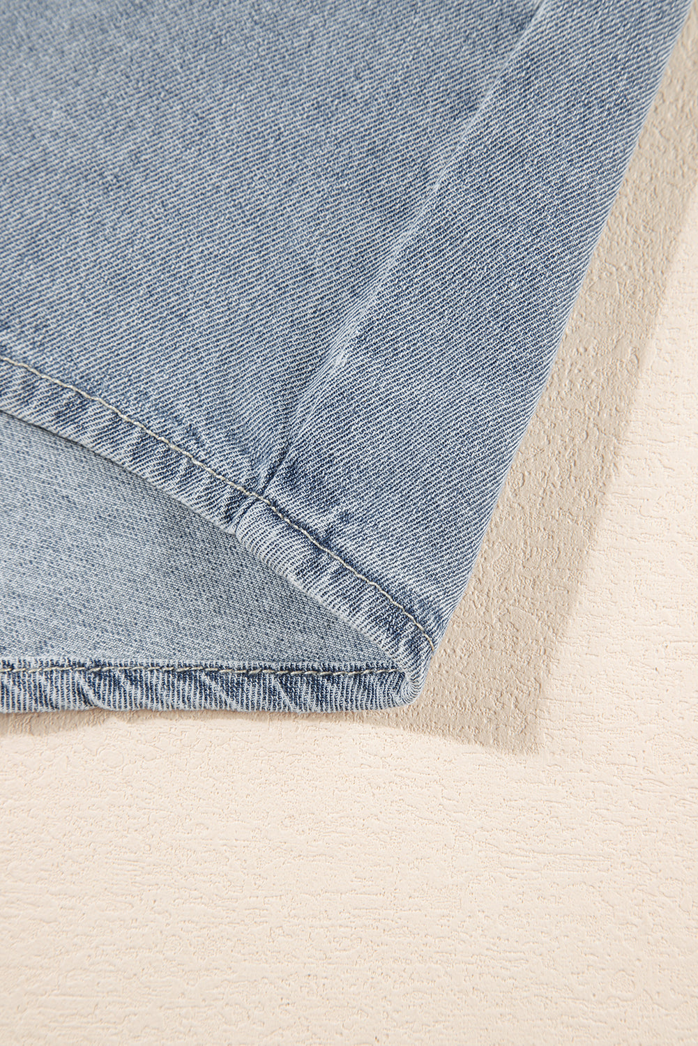 Beau blauw denim overhemd met gerafelde mouwen en ruches